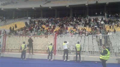 مناوشات خفيفة بين جماهير الأهلي والاتحاد السكندري قبل إنطلاق اللقاء
