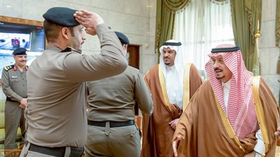 أمير ⁧‫الرياض‬⁩ يستقبل منسوبي مديرية السجون وعددا من نزلاء السجون