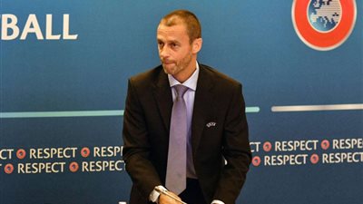 رئيس الاتحاد الأوروبي يطالب الحكام بإيقاف المباريات عند وجود عنصرية