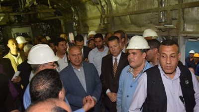 وزير النقل يتعهد لعمال ورش 
