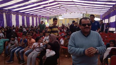 جمعية ونادي جزيرة الورد يحتفلان بيوم اليتيم وباصات الأعضاء تنقل الأيتام للنادي للإحتفال