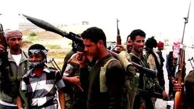 ضابط يمني يتبرأ من والده بعد استلامه سيارة من الحوثيين