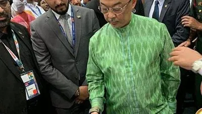 ملك ماليزيا يزور جناح 