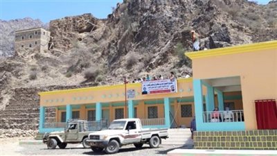 أبين .. الهلال الأحمر الإماراتي ينقل طلاب الثانوية من الخيام إلى المدارس