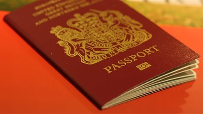 بريطانيا تبدأ إصدار جوازات سفر دون عبارة 