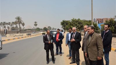محافظ الجيزة يجازي مسئول النظافة بالهرم وسائق لودر