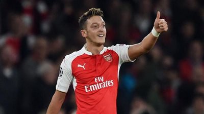 إيمري يعلن جاهزية أوزيل للعب في مباريات آرسنال خارج أرضه