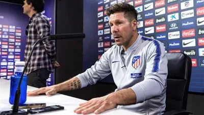 سيميوني يفتح النار على حكم مباراة أتلتيكو وبرشلونة