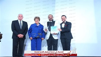 تكريم محمد ثروت في ختام شرم الشيخ للمسرح الشبابي 