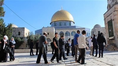 عشرات المستوطنين يقتحمون باحات الأقصى