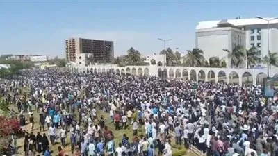 قوات الأمن السودانية تحاول اقتحام الاحتجاجات بالشاحنات