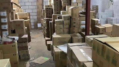 إغلاق مصنعي مستحضرات تجميل وعطور في جدة للعمل دون ترخيص (صور)