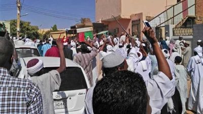 متظاهرون سودانيون يواصلون اعتصامهم أمام قيادة القوات المسلحة بالخرطوم