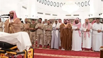 نائب أمير جازان يؤدي صلاة الميت على الشهيد بلغيث