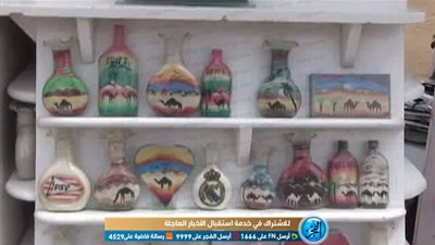 مهنة يدوية مصرية 100%.. الرسم بالرمال تجذب السياح على شواطئ الغردقة (فيديو) 