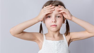 عالجي طفلك المصاب بالصداع بهذه الخطوات 