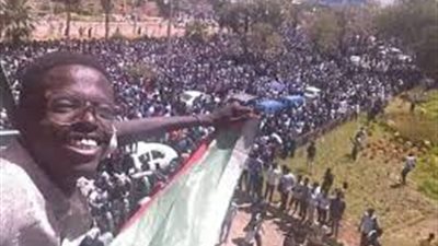 سقطت سقطت.. هتافات احتفالية في شوارع الخرطوم