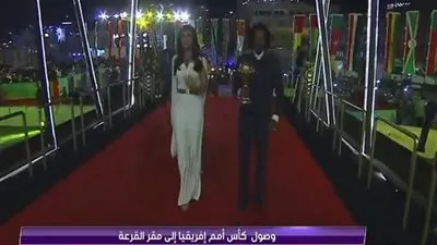 فتاة جذبت أنظار العالم بقرعة أمم إفريقيا.. 4 حقائق عن هاجر أحمد التي رافقت سونج إلى سفح الأهرامات