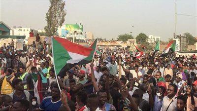 محتجون أحوازيون يطردون قائدًا بالحرس الثوري الإيراني