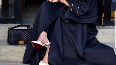 عبايات سوداء محتشمة لـ