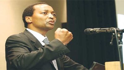 رئيس صن داونز يصل برج العرب في طائرة خاصة