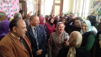 مدير تعليم غرب الإسكندرية تفتتح معرض الأنشطة الطلابية بمدرسة السادات الثانوية (صور)