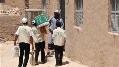 سلمان للإغاثة يوزع مساعدات غذائية على النازحين في سيئون بحضرموت