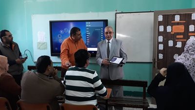 وكيل تعليم بورسعيد يشهد عملية تقدير الدرجات لامتحانات أولى ثانوي