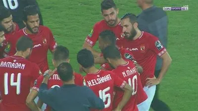 رد فعل غريب من حسام عاشور على أرضية ملعب برج العرب بعد توديع دوري الأبطال (فيديو)