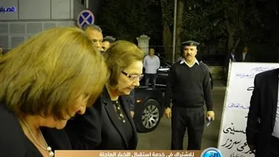 بعد غياب طويل.. ظهور حزين لسوزان مبارك في عزاء زوجة سرور (صور)