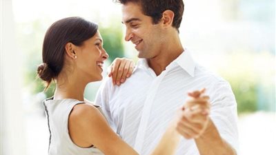 اكتشفي علامات حب الزوج لزوجته