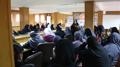 المرأة بالسويس يعقد لقاء مع السيدات لحثهن على المشاركة في الاستفتاء (صور)