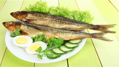 حافظ على أسرتك من التسمم..  نصائح هامة لاختيار الفسيخ والرنجة في شم النسيم