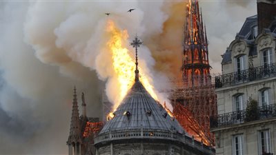 شاهد.. آثار الدمار الذي سببه الحريق داخل كاتدرائية نوتردام بباريس