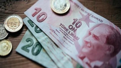 تراجع الليرة التركية بأكثر من 2% أمام الدولار الأمريكي اليوم الخميس