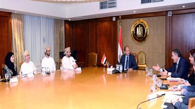 وزير الصناعة: تفعيل دور مجلس الأعمال المصرى العمانى المشترك لتشجيع الاستثمار السياحى