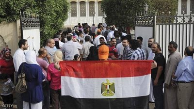 ناخبون أمام القنصلية المصرية فى دبى يعبرون عن فرحتهم برقصات التنورة (فيديو)