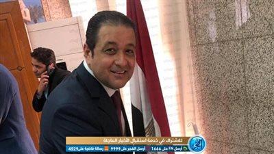 علاء عابد وعبد المجيد محمود يدليان بأصواتهم في استفتاء التعديلات الدستورية بدبي (صور)