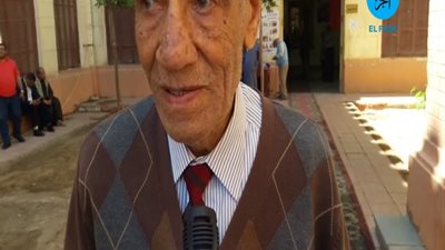 مسن يدلي بصوته في التعديلات الدستورية.. ويؤكد: لازم نحافظ على إنجازات الرئيس (فيديو)