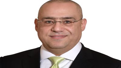 وزير الإسكان يدلي بصوته في التعديلات الدستورية بمدرسة المقطم للغات