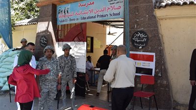 استمرار توافد المواطنين على لجان الاستفتاء بالأقصر (صور)