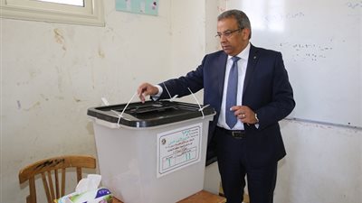 رئيس هيئة البريد يدلى بصوته فى استفتاء التعديلات الدستورية 