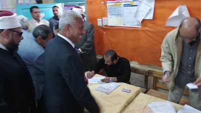 محافظ السويس يدلى بصوته على التعديلات الدستورية (فيديو وصور)