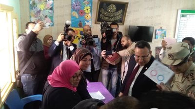 محافظ الإسكندرية يرفع بطاقته الانتخابية بعد إدلائه بصوته: 