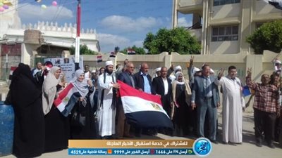 أئمة أوقاف الإسماعيلية ينظمون مسيرة حاشدة تدعو للمشاركة في الاستفتاء (صور)