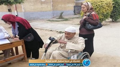 مسن يدلى بصوتة على كرسى متحرك في الاستفتاء على الدستور بالغربية (صور)