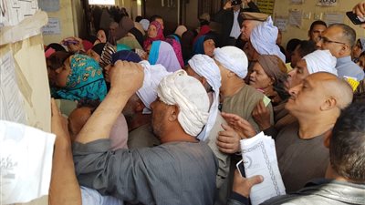 تزايد إقبال الناخبين على لجان الاستفتاء بقرى بني سويف (صور)