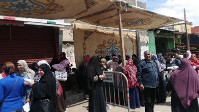 السوايسه يتوافدون على لجان الاستفتاء على التعديلات الدستورية (صور)