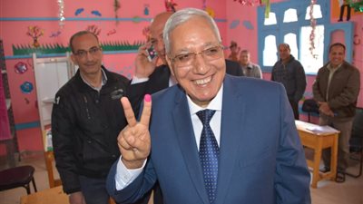 محافظ الدقهلية يدلي بصوته في معهد المنصورة النموذجي (صور)