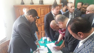 محافظ الغربية يدلي بصوته في لجنة شركة غزل المحلة (صور)